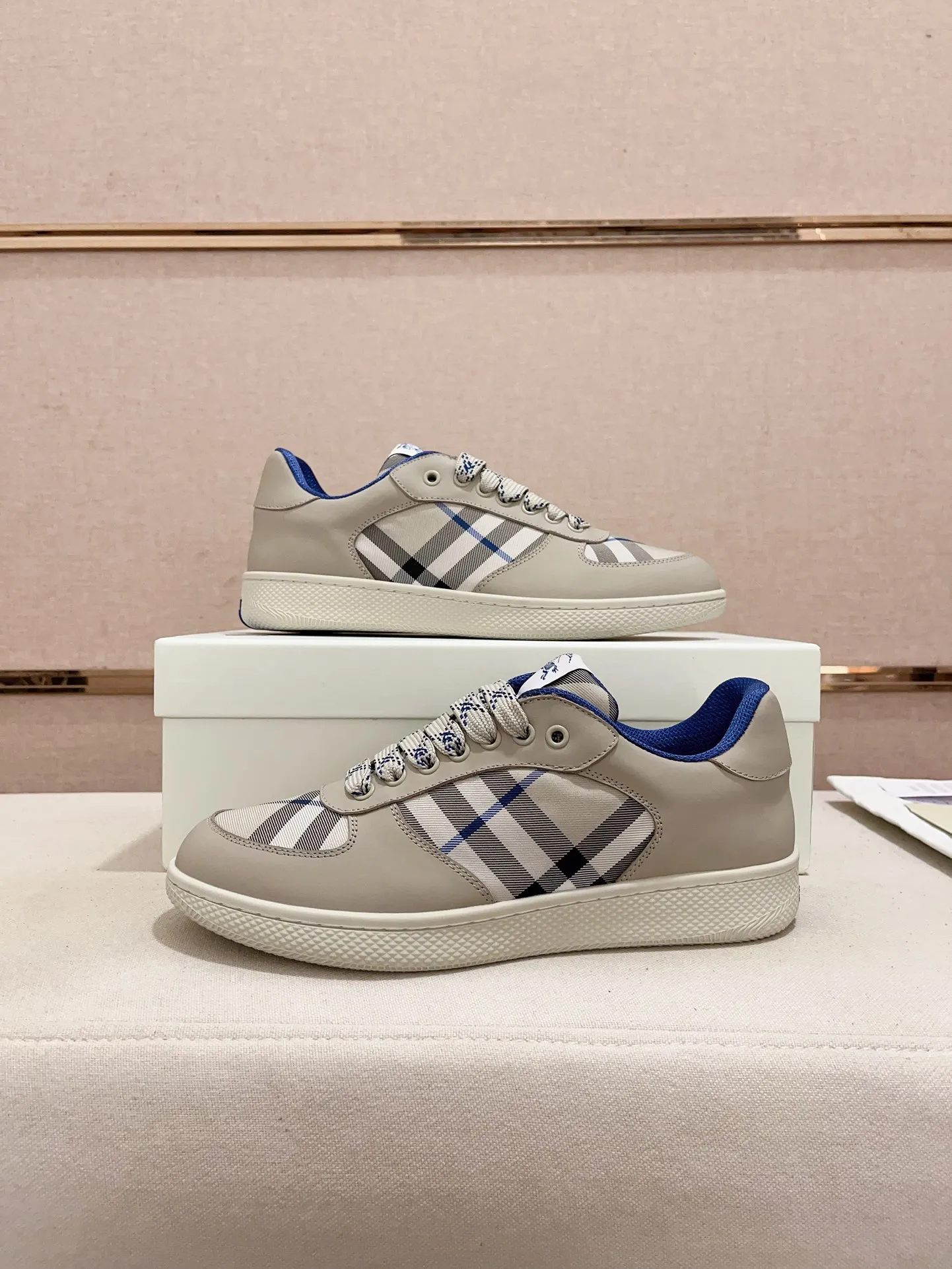 Men's shoes💰: 620💰Top version🥳◾️▫️The new Burberry men's classic low-top sneakers are reinterpreted with Vintage retro plaid cotton material and calfskin, decorated with a new brand logo. First-layer cowhide lining, embossed Burberry logo on the heel, and original TPU outsole! Code number: 38-45. Women's sizes and 46 can be customized.